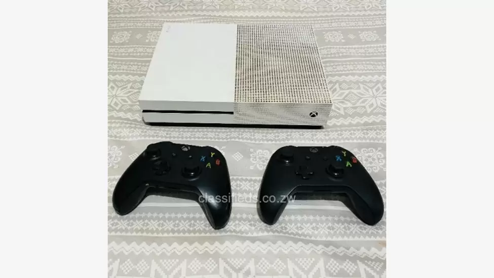 Z$300 Xbox microsoft xbox one s 1tb console (white) - with 2 controllers - kambuzuma, harare high density, harare